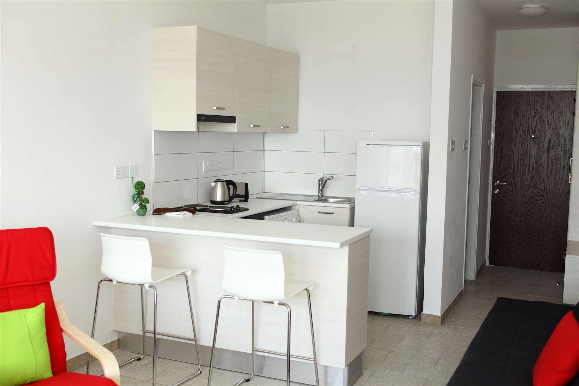 Anemos Apartments Лимасол Экстерьер фото
